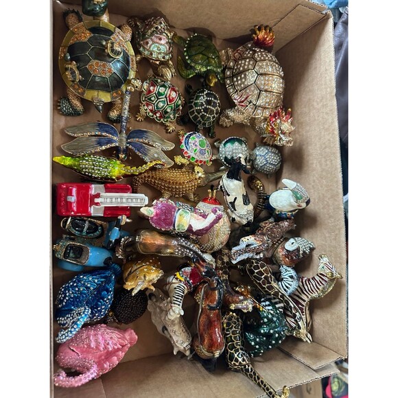 Mommy & Baby Giraffe Hand Painted Enamel Collectors Magnetic Hinged Trinket Box - Picture 6 of 6